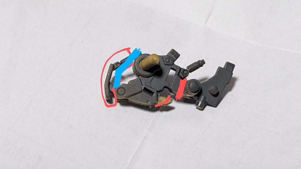  腰周りが気になったので其処を改造しました。　胴体の芯となるパーツ10番と18番を腰部分で１ｍｍ短縮。これに伴って48番、32番もシリンダー部分で切断して１ｍｍけずってます。　　動力パイプの位置を下げる為にバックルの下部を削りました。が、これだけでは気になったウエストの隙間が埋まらなかったので、フロントスカートの上部に１ｍｍプラバンを貼って延長して隙間を埋めました。隙間を埋める為に、フロントスカートを上に延長してます。　フンドシのしたのランディングギアの様な物は一度切り離して、シリンダーを切断後位置を変えて再接着。あ、背中のシリンダーは折れました！0.5ｍｍピアノ線で補強接続しましたが、少しズレてます[m:57]　これで胴体を少し短くしました。 