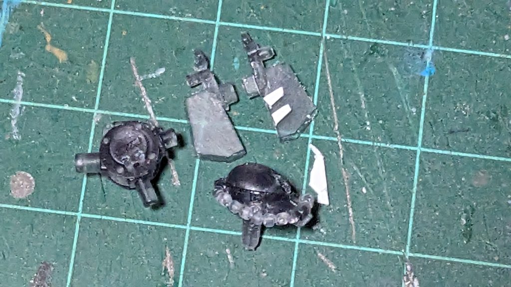 という訳で頭長い、広いモノアイスリット。と云う事でパーツを削って潰しました。 ヘルメットの下側の出っ張りを削り取り、モノアイの上部を削ってモノアイスリットを狭くしてます。 モノアイスリットはドライバー改造ノミで少し彫り込み、口も0.5mmのスジスジボリカーバイトで彫りました。 でもスタイルを変える様な改造はここだけです。 後は右肩の黄色いスリット?を掘り込んだのと、デザインの違うフロントスカートのモールドを削って、プラ板で追加しました。