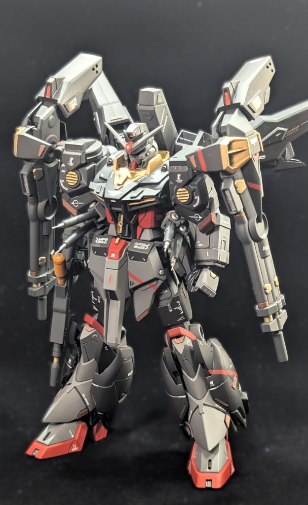 まずは全体から。基本はHGプロヴィデンスをベースに、他キットを色々と流用しています。まず肩部は戦国アストレイのアーマーをそのまま流用。そしてシグーディープアームズの武装を取り付けています。脚部はドレッドノートを軸に、プロヴィデンスの脚部を増加装甲のようにして取り付けました。腰部のサイドアーマーは旧HGインパルスをベースに、大型ビームサーベルのマウントを自作しています。頭部はヘルメットを前後1mm延長、胸部や前腕部はプラ板でディテール追加しています。最後に、あまり目立ちませんが、腹部にはビーム砲を追加。ストライクフリーダムよりプロヴィデンスのほうが武装的に似合っている気がしてます。