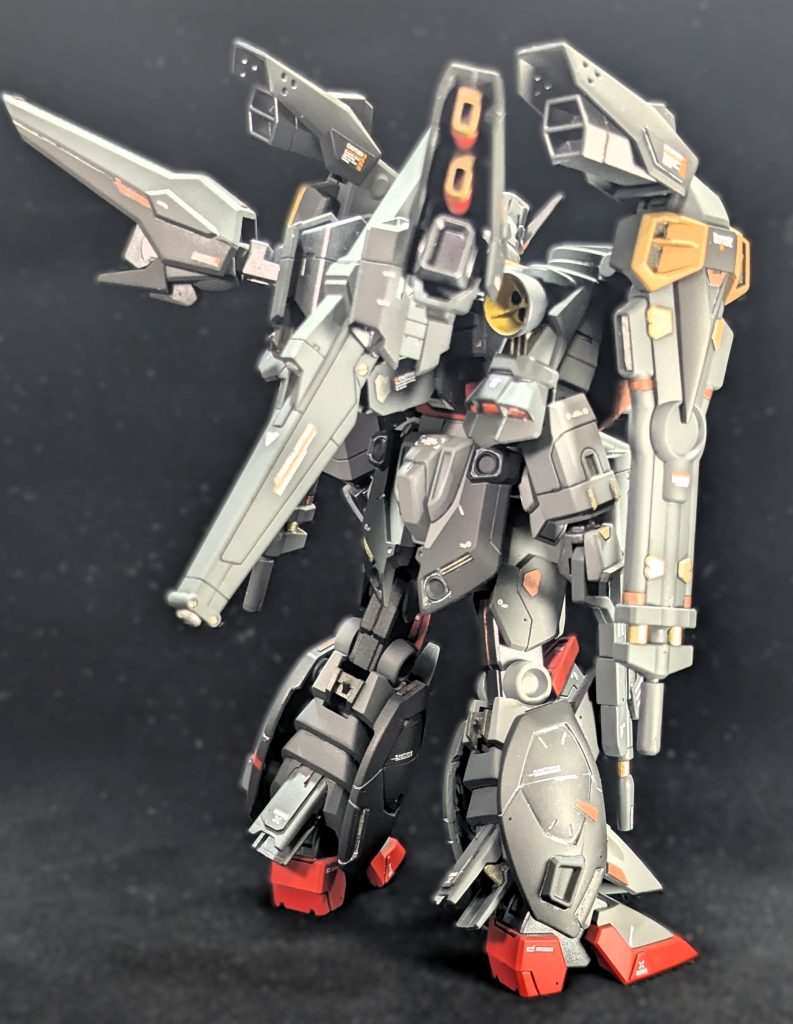 バックパックは、ジャンクパーツの大型ビームライフルを軸にして、プロヴィデンスの肩アーマーや不要になったパーツを組み合わせてスラスター風にしました。リアアーマーはジンハイマニューバのフロントアーマーをそのまま取り付けています。太もも部には増加装甲をプラ板で自作しています。スタイル改修は前述したヘルメット以外していません。