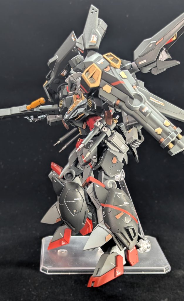 今回は部分的にライン塗装でアクセントを入れました。・左のフロントアーマー・左足脚部の増加装甲・左肩の武装目立たないのですが、アシンメトリーなマーキングをエアブラシ塗装で表現することは初めてでした。中々面白いと感じたので、今後も練習していきたいですね。右手のビームライフルには、オレンジのパーツをビームカートリッジに見立て、思いつきで制作してみました。お気に入りです。