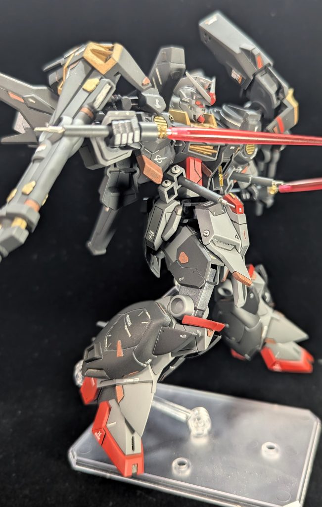 「格闘戦を想定していた」という設定から、暴力＝Violenceという単語でType.Vとしました。設定では４本の大型ビームサーベルが背中に装備されています。色々試行錯誤しましたが、フリーダムなどと同様に腰（脇）にあるほうが自然かと思い４本装備させましたが・・・非常にタイトな感じになってしまいました（苦笑）また、「大型」には見えない形状で、ちょっと失敗したと思ってます。加えて、全体的にマッシブに制作した事と古いキットという条件から可動範囲がとても狭くなってます。