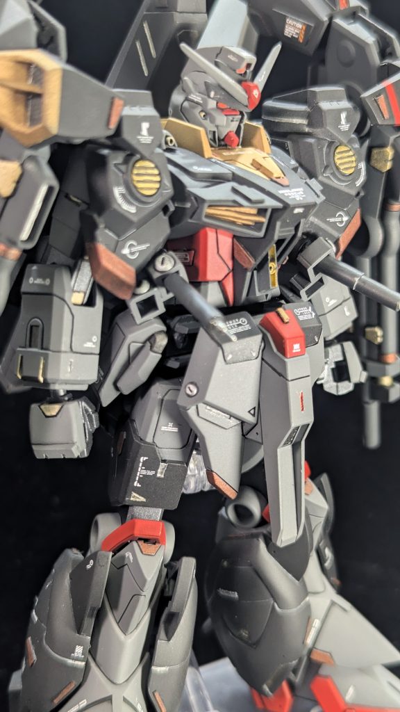 アップの写真。脇腹部分のむき出しケーブルはカットしています。腹部ビーム砲は市販パーツとプラ板であっさりとさせてます。フロントスカートはスジボリを丁寧に行い、形状をハッキリと作り込みました。全体的に表面処理にもこだわり、＃４００⇛＃８００のヤスリがけとC面処理を行い丁寧な制作を心がけました。