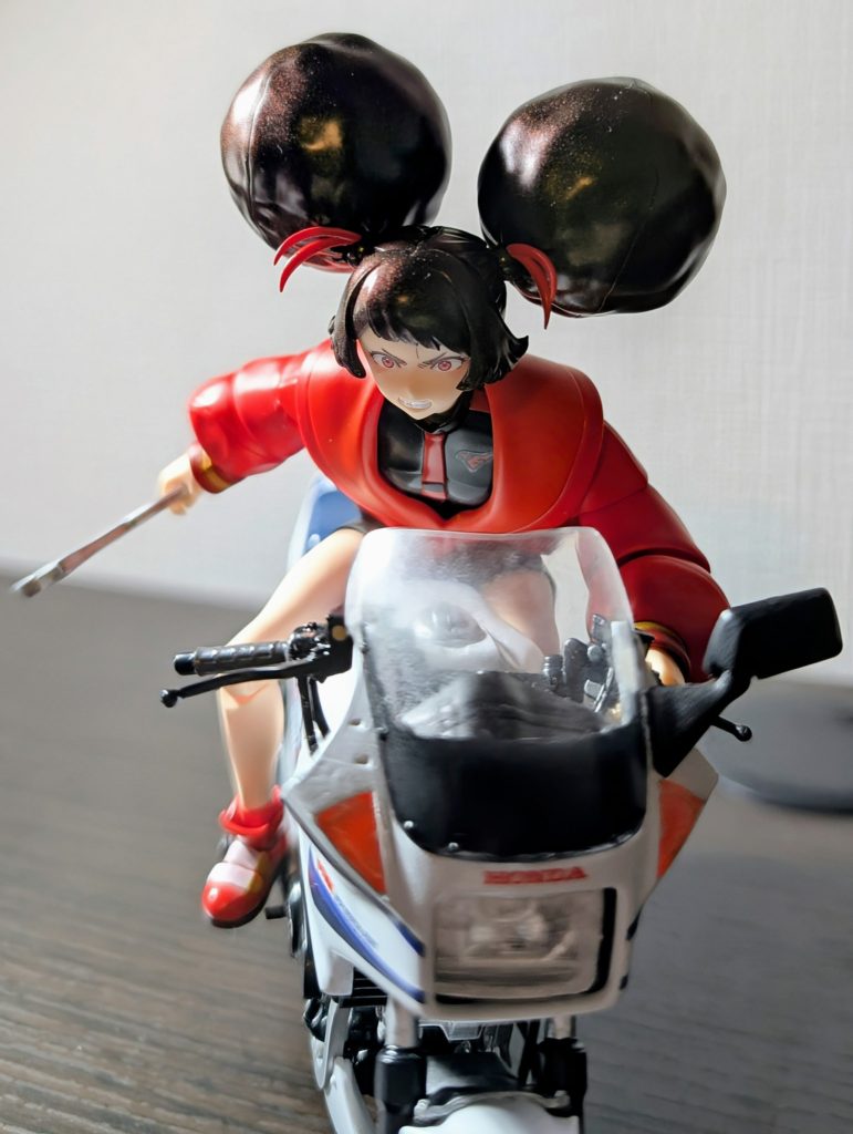 正面某アニメの名シーンを再現しようかと試みましたが、可動が厳しくてバイクが壊れそうだったので断念しました;;