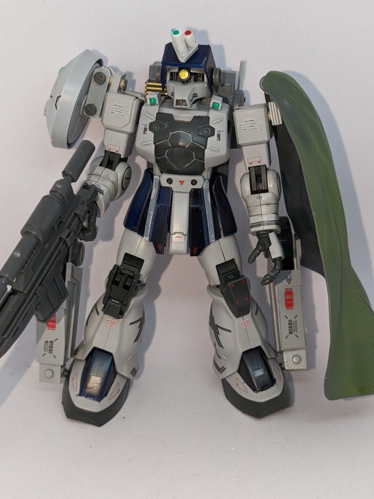 頭部にどこかで見覚えのあるターレットレンズにより倍率やサーモグラフィや暗視など様々な機能を有しています。肩付近にプラ板でセンサーを増設しボディにはスジボリと墨入れでより装甲感を上げています。全体的にシールで情報量を上げているのが特徴です。