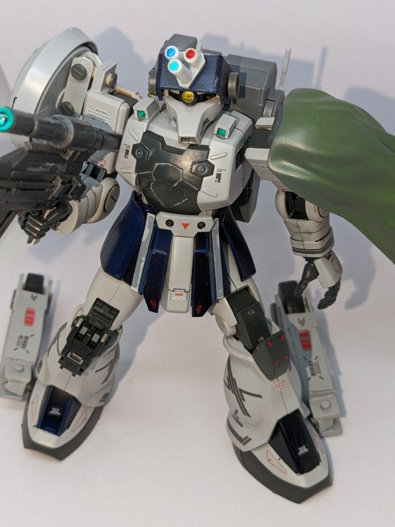 足に装着しているのは機動性向上のための加速装置です。某作品で見覚えがありそれと同じ運用が可能で悪路でもフレキシブルに走破することが可能です。