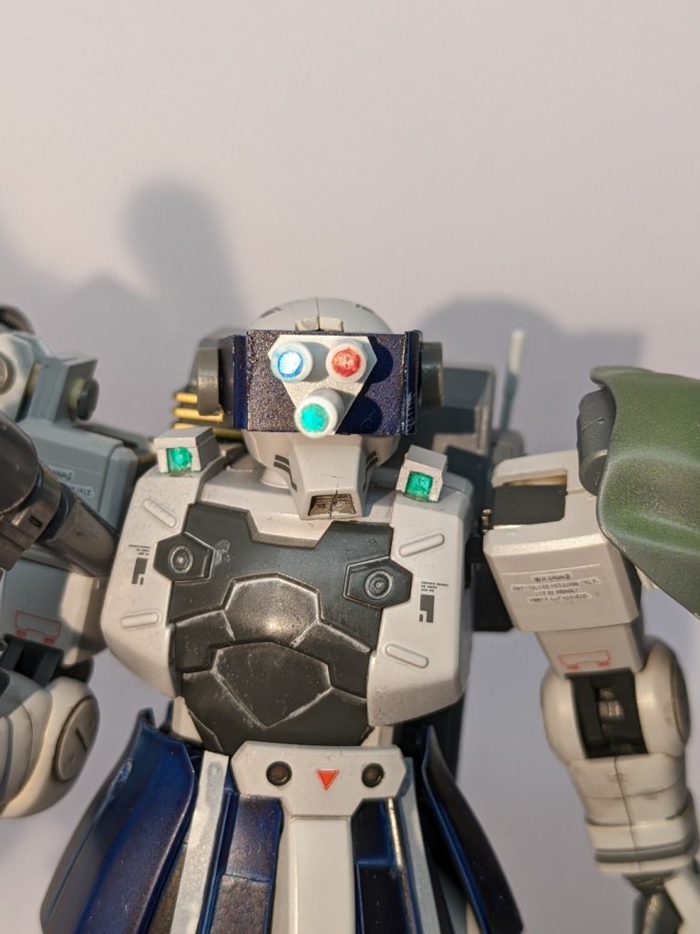 狙撃時にはこのようにカメラアイ前に展開しますターレットも回転できますので色々なカメラでの狙撃が可能です。