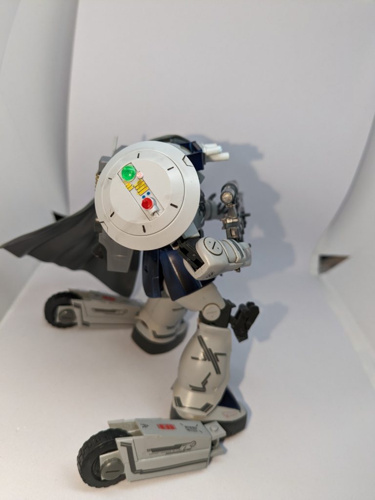 横からはこんな感じです。例の加速装置で高速前進後進横移動となんでもござれですね。右肩にあるのは狙撃用のデータ収集用の大型レドームです。