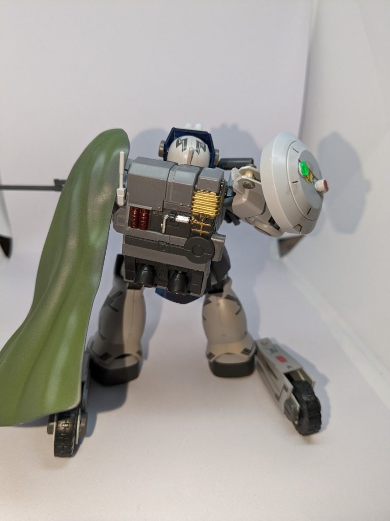 背後です。本来はビームライフル用の大型ジェネレーターですが今回は大型の演算装置です。レドームで集めたデータを演算し最適な狙撃コースをたたき出します。通信用のアンテナもちょこんと出ていますね。