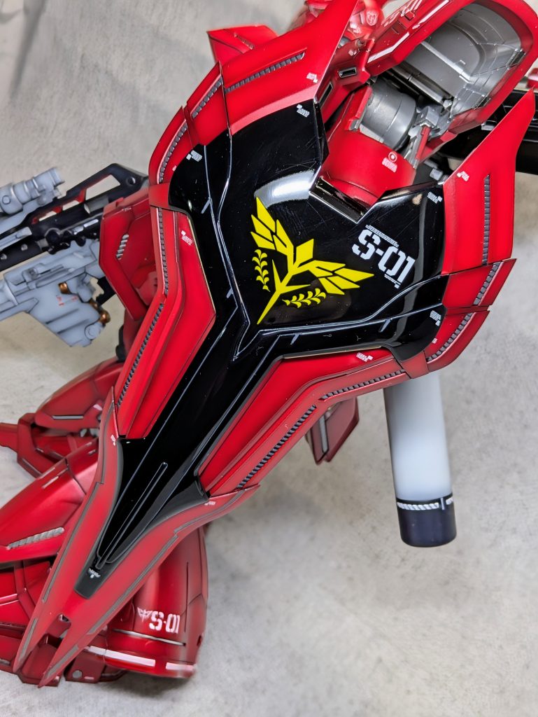 シールドこのピアノブラックのトゥルットゥルな光沢!全体をマットに仕上げているからこそ光沢部分が強調される
