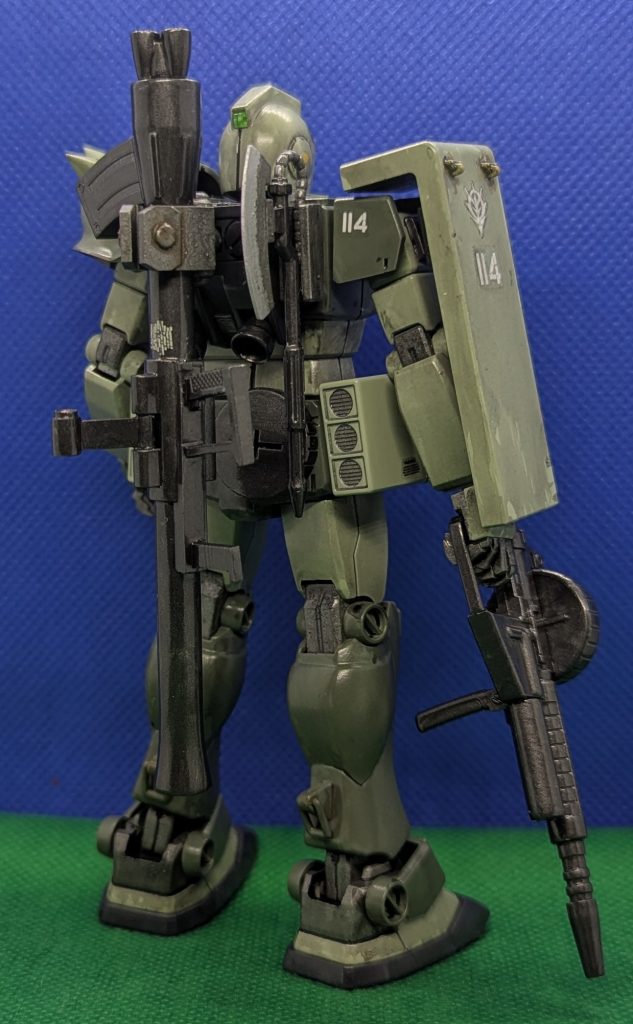 ヒートホークとバズーカは背中にラックを設け、懸架出来るようにしました。また、分かりにくいですがリアアーマーにはネオジム磁石を仕込んで予備のマシンガンマガジンを装着出来ます。