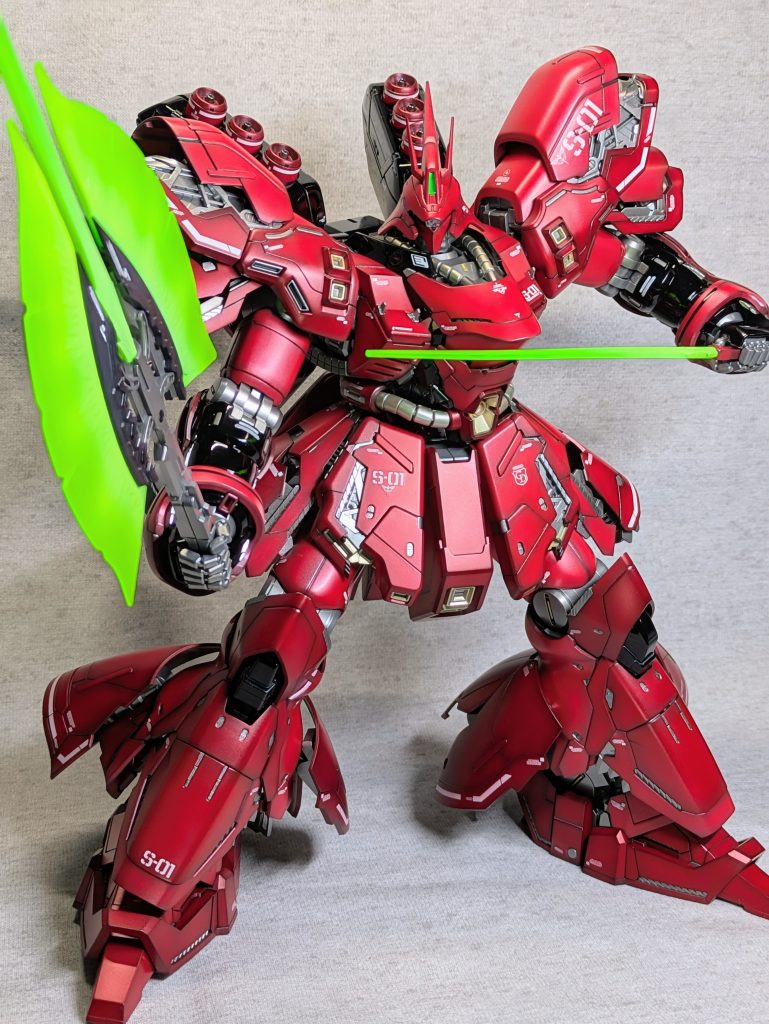 ビームトマホーク構えサザビーといえばこのトマホーク、やはりこのデカい近接武器を持ってこそのサザビー白でグラデ入れた後に蛍光イエローでコートしてるのでビカビカに光ります