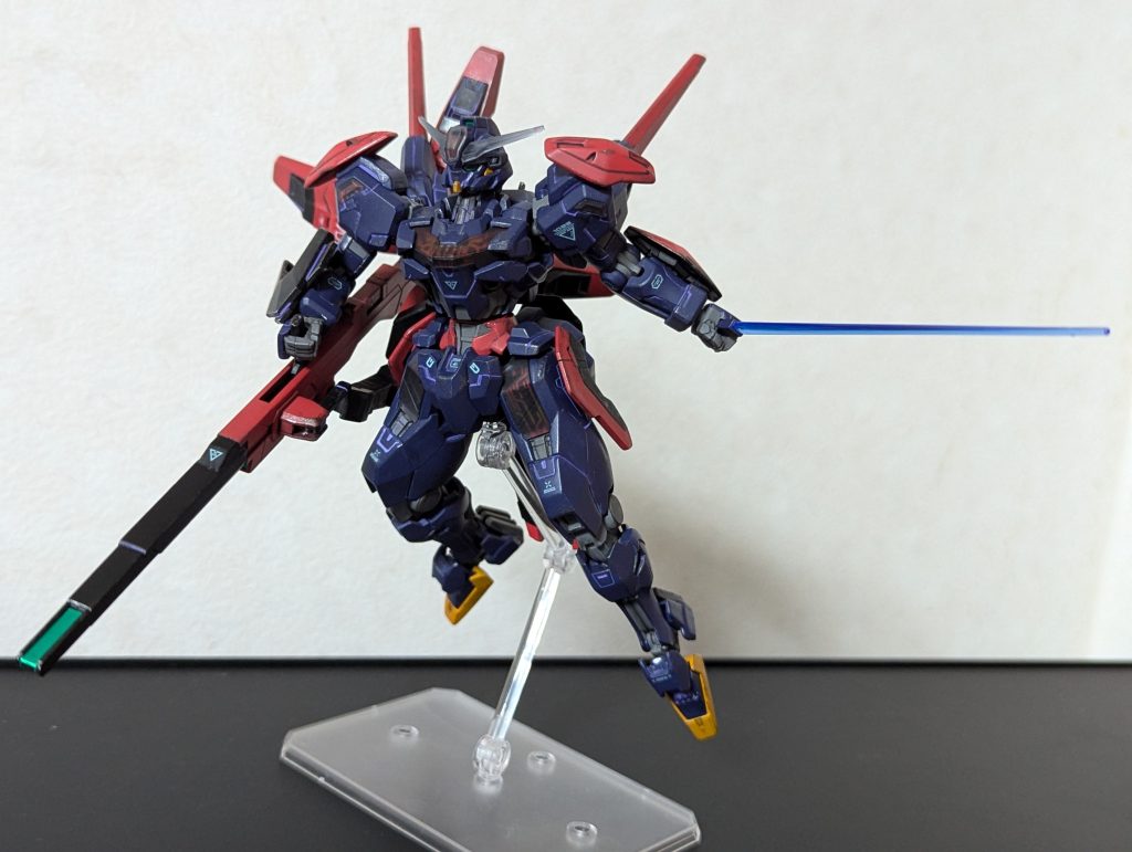 ベース色が濃いので明るい紫でスミイレしてみました。初めてスミイレ用塗料の調整をしましたが希釈が足りなかったことと既存モールドのスジボリをサボったせいで上手くいってないところが多いです。反省。