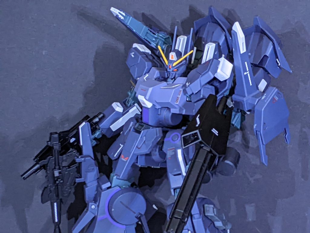 改造点としては背部ビームキャノンの可動を追加と、マグナム携帯兼機体固定用のアタッチメントの追加や、余り等を用いたシールドガトリング制作、同じく余りパーツで各部を装飾してます。ライフルはせっかくだし持たせてみた。