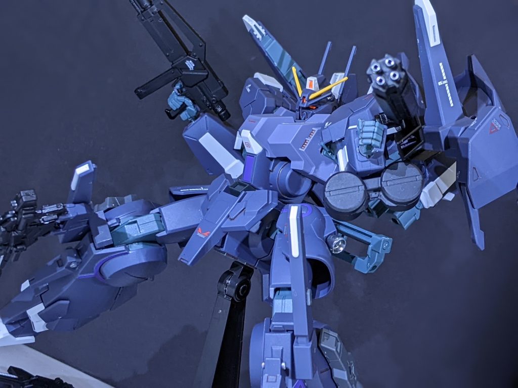 とりあえずポージング。背部ビームキャノン動くと結構躍動感つくな…ていうか最初動かないの！？ってなりましたけどね…。