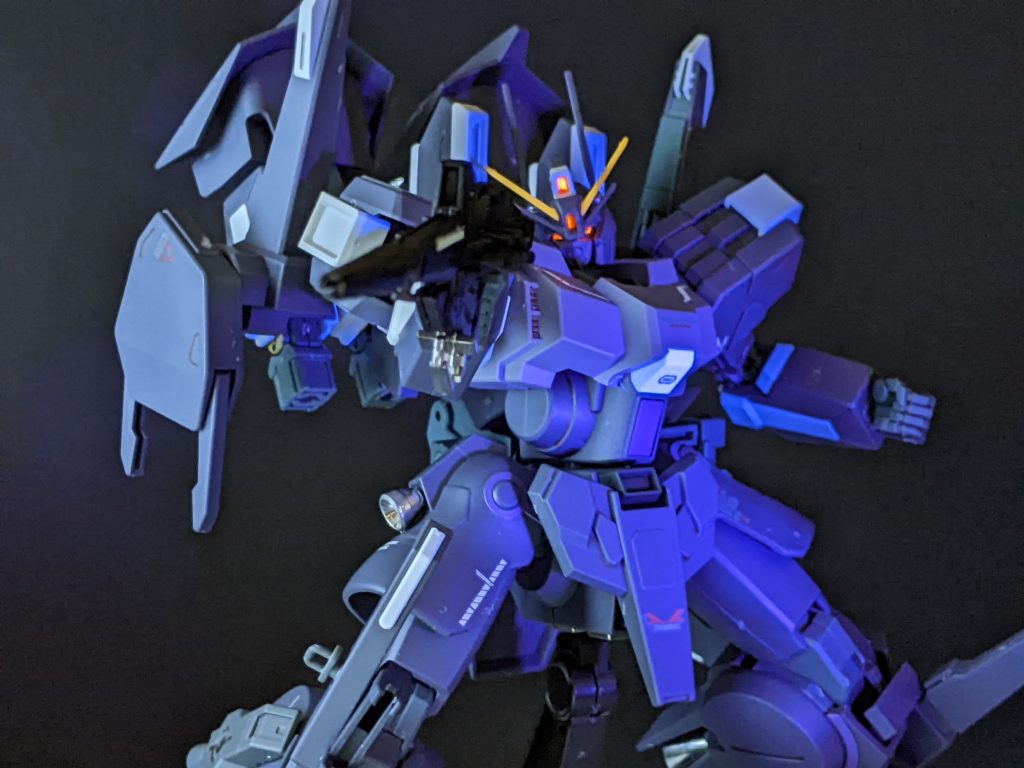 一発で腕イカれるのに片手って平気なのかコイツ…箱絵横やってるしとりあえずポージング。マグナムは携帯用が付属ので、ポージング用はRGのです。カートリッジの色分けめんどくさいからとかそんな理由で分けたなんてことあります（）