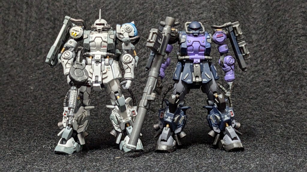 比較用に作ったシン・マツナガ機(比較用なのに頭改造しちゃったけど)と並べてみると、少しマッシブに見えるかと・・・見えます、よね?