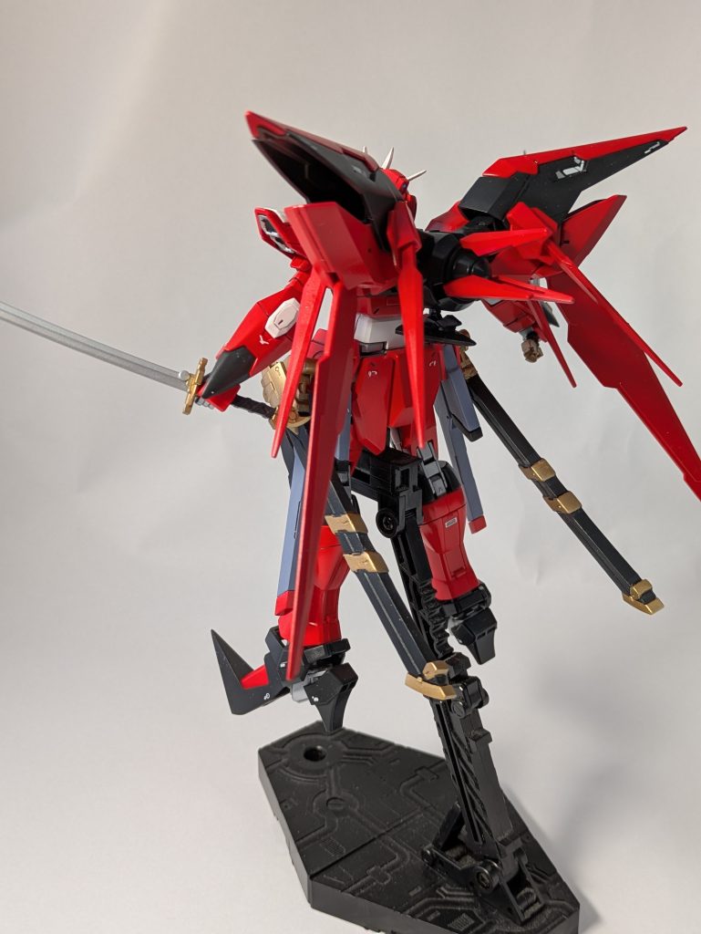 背中にはダークマターブースターを取り付けました。近接専用らしくなりましたが、パーツの干渉がひどいので、ポーズをとる度に取り外ししています。