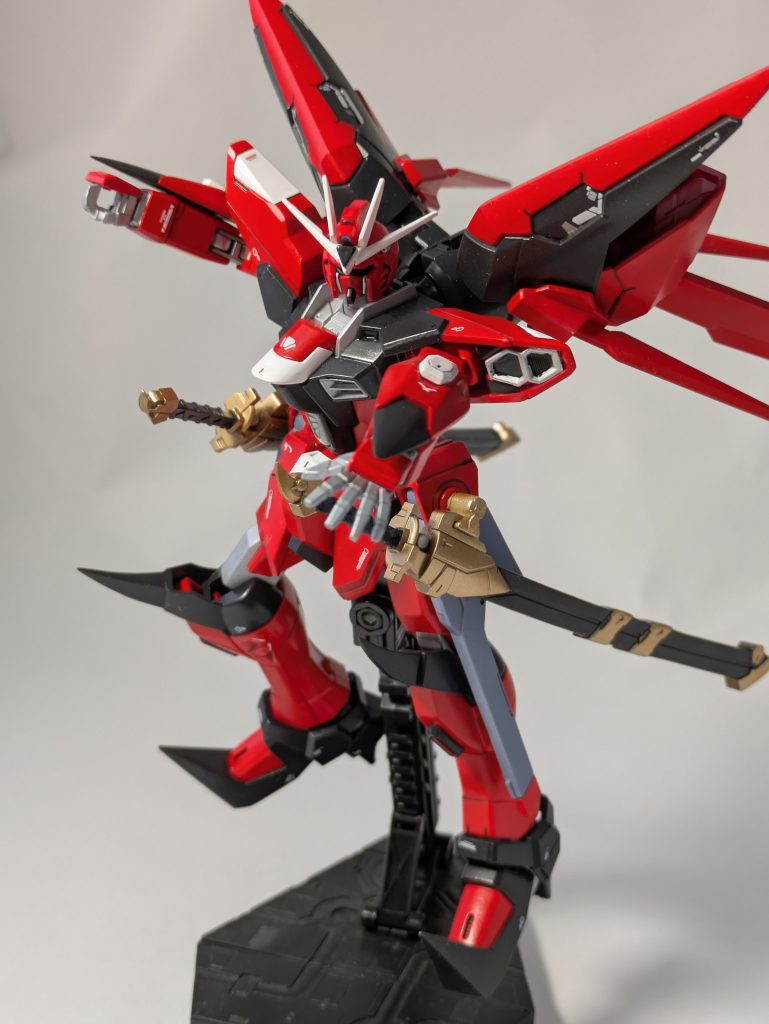 本体はストライクフリーダムそのままですが、両腕のビームシールドと膝、足首はラブファントムと交換しました。全体に刺々しくなったと思います。