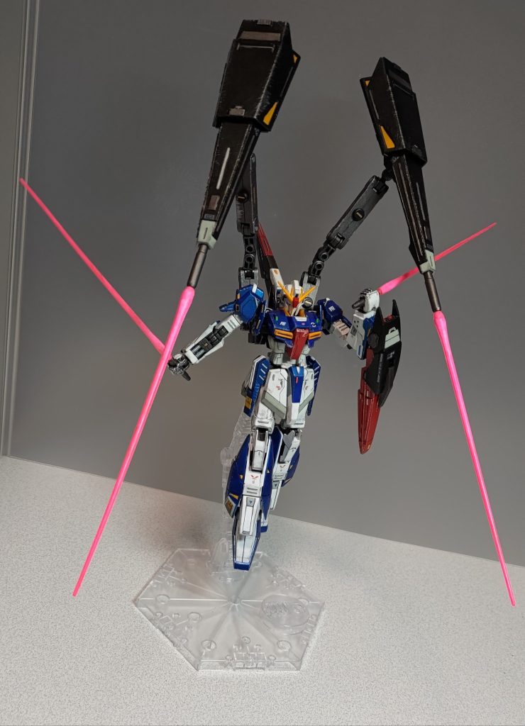 そして、Ζガンダムならもちろん銃口にビームサーベルを形成しなくてはならんということで、ジ・Oとも張り合えるビームサーベル四刀流!バインダーのビームサーベル刃は銃口径の都合からRGのMk-Ⅱのものを使ってます。