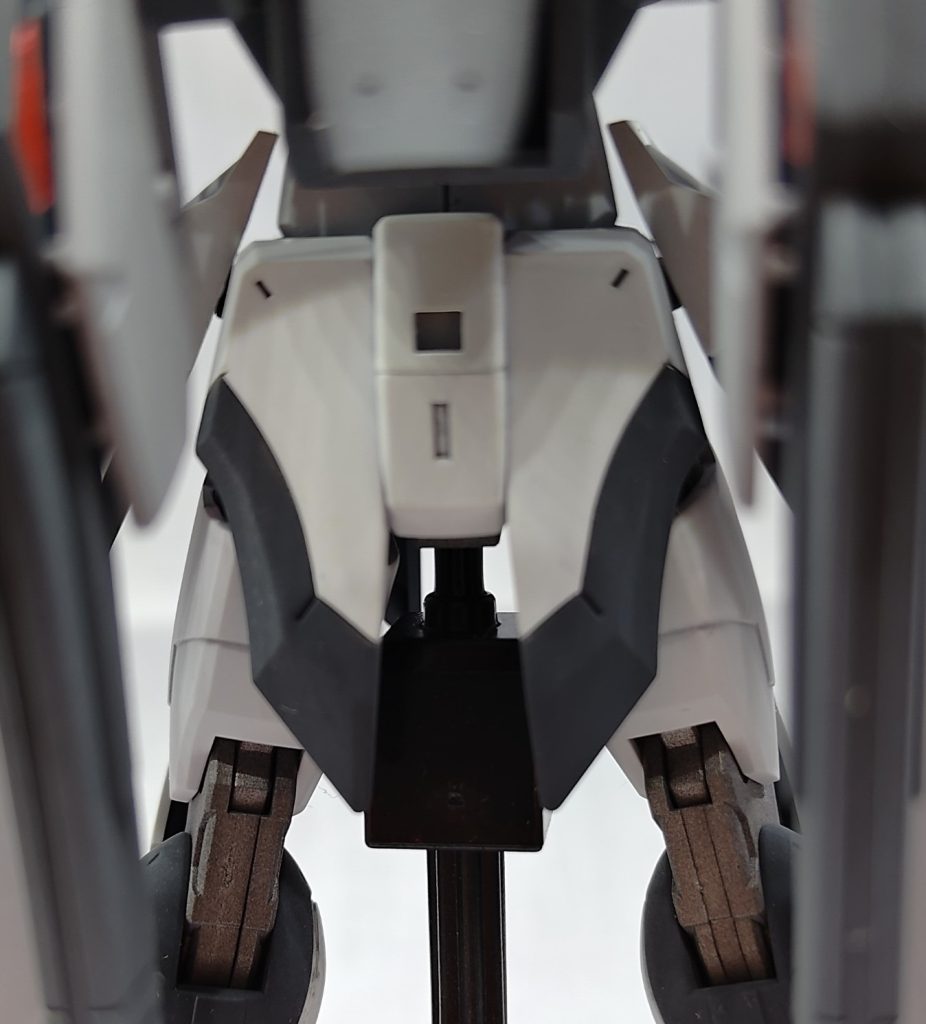 手を加えた部分。両肩、膝サイドにプラ板で形状追加。フロントアーマー、フロントスカート、リアスカート、太腿、膝、脛にモールド追加。あとはそれぞれ塗り分けて色を分割。