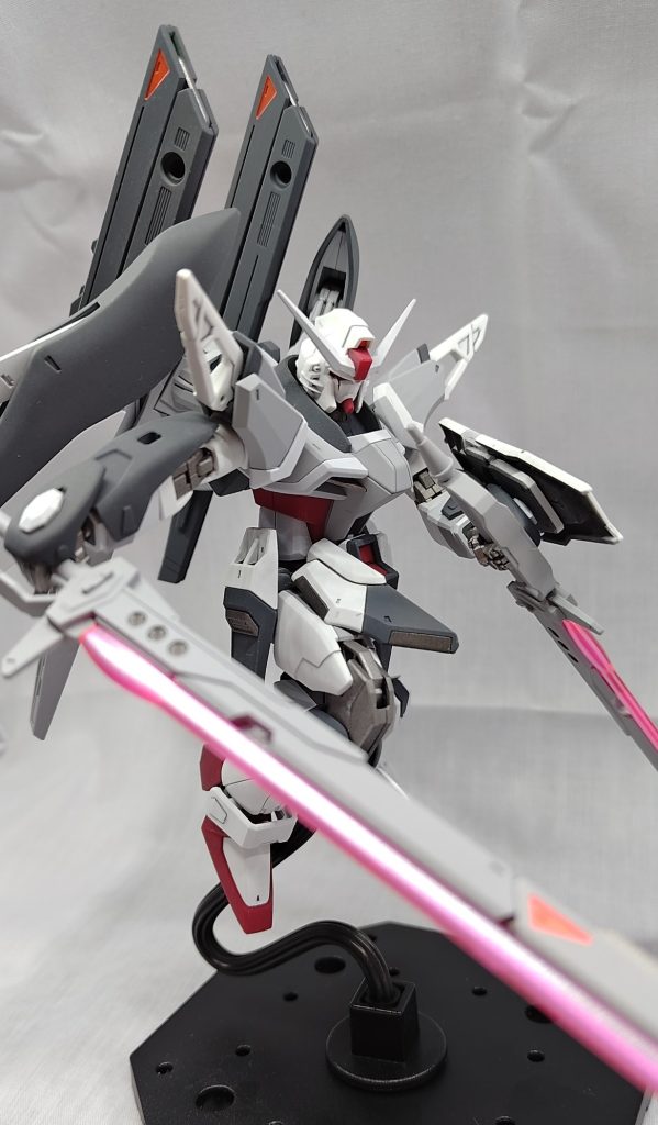 有難い事にゼウスシルエットを購入出来たので、取り敢えず武装をぶんどってきました。名無し砲(高エネルギー長射程ビーム砲)は、インパルスブランシュを参考にすると決めた時から上部展開の方針で進めました。アロンダイトのビーム部分はパールホワイトを吹いてます。根本側を厚く塗ったのですが、全然違いが分かりませんでした。シールドが半端に閉じてるのに後から気が付く…。名無し砲とアロンダイト用のマウントラッチもゼウスシルエットの箱から頂戴して両方とも懸架出来るようにしたかったのですが、あれはゼウスシルエット装着時にちゃんと使う部分だったので断念。なのでアロンダイトは手持ちオンリー仕様です。