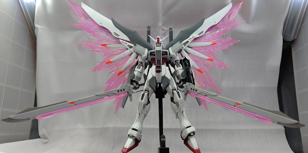 光の翼には、おなじみのトランザムホロレッドを吹きました。ガンダムマーカーの塗料を取り出す為に一所懸命ペン先をすこすこすこすこしてたのですが、途中で