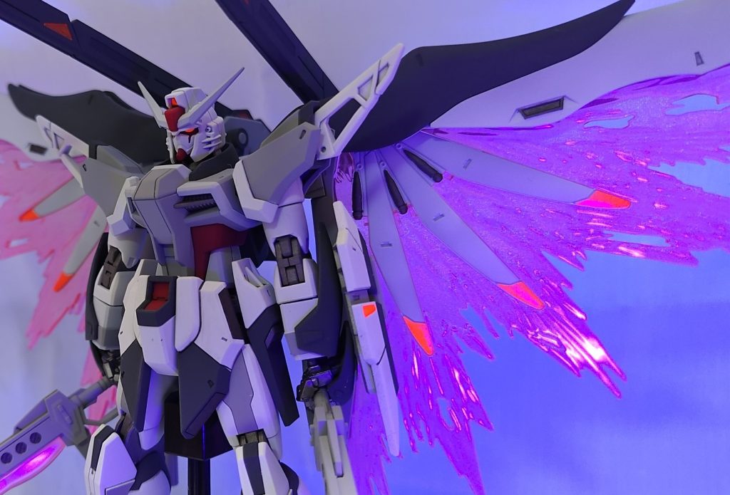 ツインアイ・センサー・各ポイントは蛍光レッド(オレンジに見える…)なので光ります。ノルマ達成。