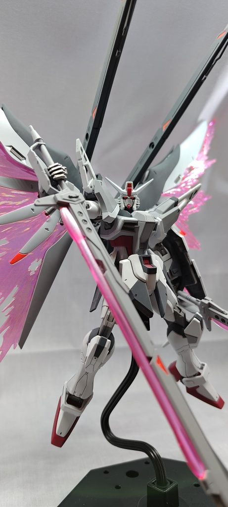 最後は ROBOT魂のポーズを参考に。こいつに名前を付けるとしたら…を考えていた時に知った豆知識?インパルスブランシュの Blancheは女性名詞(Blancが男性名詞)との事で、その法則で考えるとこいつはデスティニーブランになるのか~とか考えていたのに、思ってた以上に黒の占有率が広くなってしまったので使えなくなりました。その上で名付けるなら、デスティニーモノクロームとか、エクスデスティニーとかになるんですかね。ともあれ、自画自賛したくなる程度には今回のデスティニーを気に入ってます。格好良く出来て良かった。