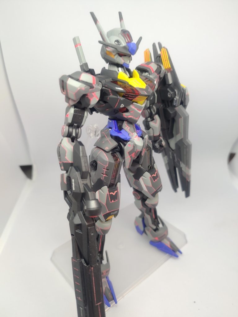 素立正面デカールの色が近い部分は画像じゃ判断できないですが、公式の参考にデカール位置と筋彫りが被らない、デカール分かる色に時間取られました