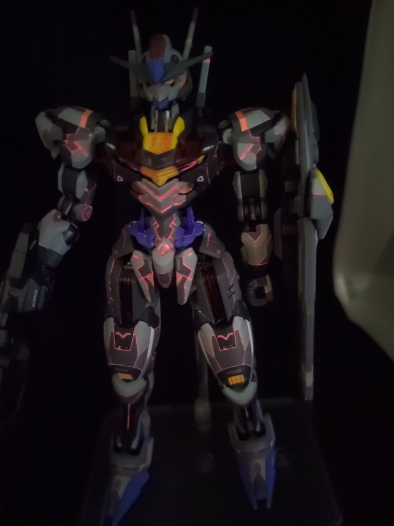 筋彫りにエナメルクリアを塗り、夜行塗料の粉末で墨入れしてますので、明かり無しでも光ります夜行塗料が硫黄臭を放つため、窓全開で寒かったよ