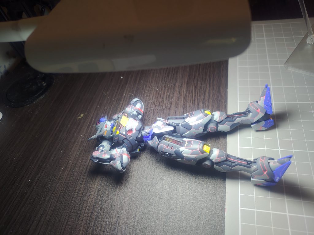 夜光粉末が特定LEDで発光するのでチャージさせてます(注イメージ