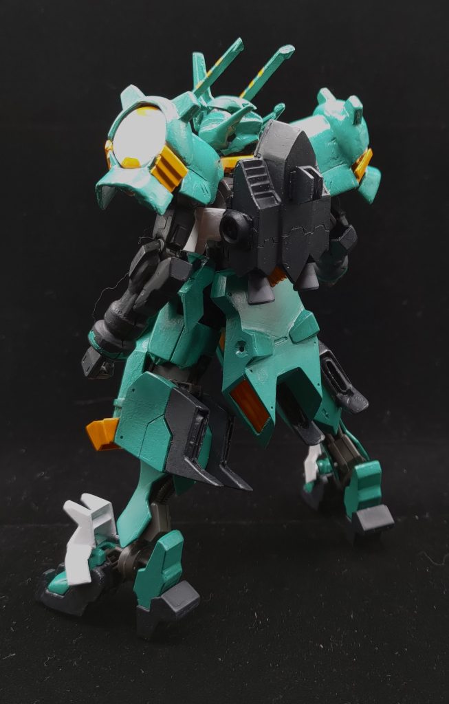 背面斜め方向からバックパックのバーニアはキマリストルーパーのものを使用しています。そのため、設定がより長いです。