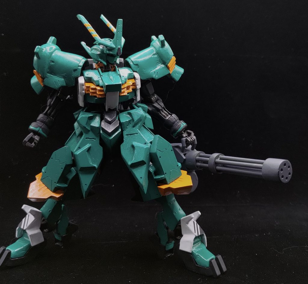 まずは、バックパック左側からアームによって懸架されるガトリング最初はジャイアントガトリングをそのまま使用しようと思っていましたが、想定よりも幅があったため、ほとんどの部分をスクラッチにて作成しました。よくよく見るとバレルのラインがずれていますが、ジャイアントガトリングを参考にしてパーツ分割しています(スクラッチビルドでやる意味はないが楽しいからヨシ!)