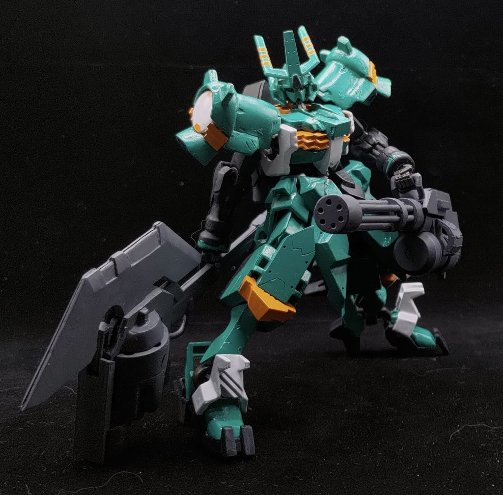 次に右手に持つリボルバーガンアックスほぼフルスクラッチです。1パーツだけあるキットから流用しています。専用の持ち手を作成して、持たせてはいますが重すぎてHGガンダムフレームの肩では持ち上げることはできません。専用の土台か何かを作成する必要がありますね。