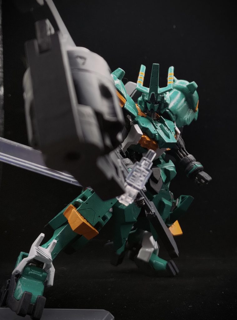 うまいことディスプレイアームを使用して、振り下ろすシーンを再現してみました。サイズが大きいので迫力がありますが、やはり専用の台座か何かを作成したい気持ちになりますね。