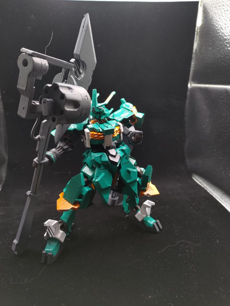 リボルバーガンアックスには、リロードギミックを仕込んでいます。スピードローダーも作成予定ではあります。ダインスレイブなら、撃鉄は不要かなと思っていますがリロード用のトリガーと解釈して、トリガーを倒すと中の歯車が回ってシリンダーのロックが外れる仕組みになっています。これは、結構満足度の高いギミックです。