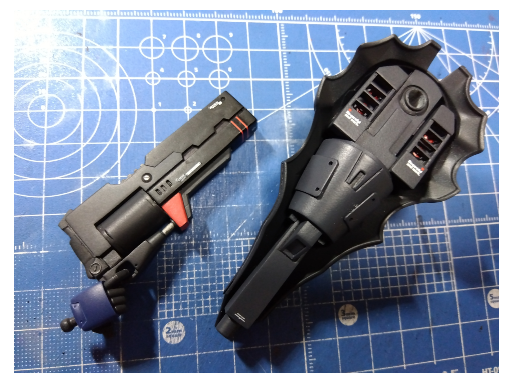 専用装備 6連装ビームリボルバー特殊E-PAC型ビーム兵器。回転式シリンダーに筒状のE-PACを6弾装填。通常ビーム兵器10〜15発のエネルギー量をあえて6発分にすることによって、高威力を持たせている後述のバインダービームカノンや胸部メガ粒子砲など多彩な攻撃手段を持つため、弾数よりも威力を重視ビームカノンバックパックユニットの4枚のバインダーに装着されたビーム兵器。専用のエネルギータンクも備えられ威力・継戦力共に優秀な兵器