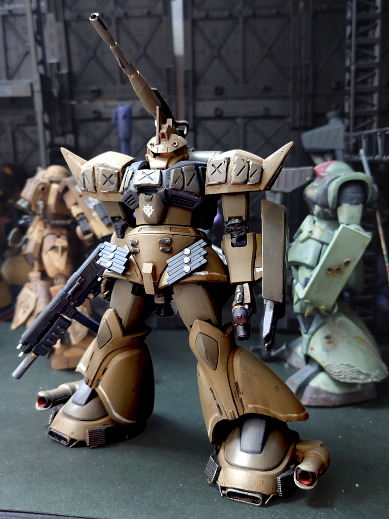 ドムトローペンのパーツを流用して、地上用にチューンされた機体という設定。イメージソースはバーグラリードッグ(笑)単騎や少数での作戦遂行能力の高い機体を目指しました。遠距離砲撃からの高速移動、近接戦闘を想定。胸、肩のリアクティブアーマーは譲渡先の友人からのリクエスト。