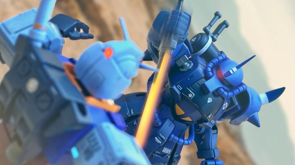 すかさず返すグフの切り上げが、ガンダムのコクピットハッチを下から切り裂くアムロ「うわぁぁっ…くっ!」