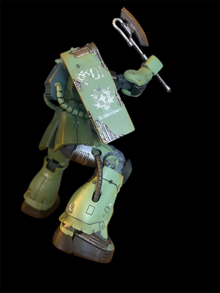 シールドのダメージ部分のデカールがいい感じでした。内部をガンメタで塗り分けてからウェザリングマスターで錆っぽく仕上げました。