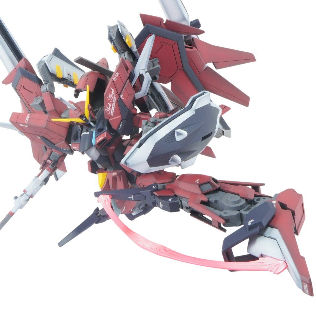 ジャスティスなのでもちろん足のビームサーベルもあります。イモジャ付属のサーベルパーツを2個くっつけて長さを延長しました。