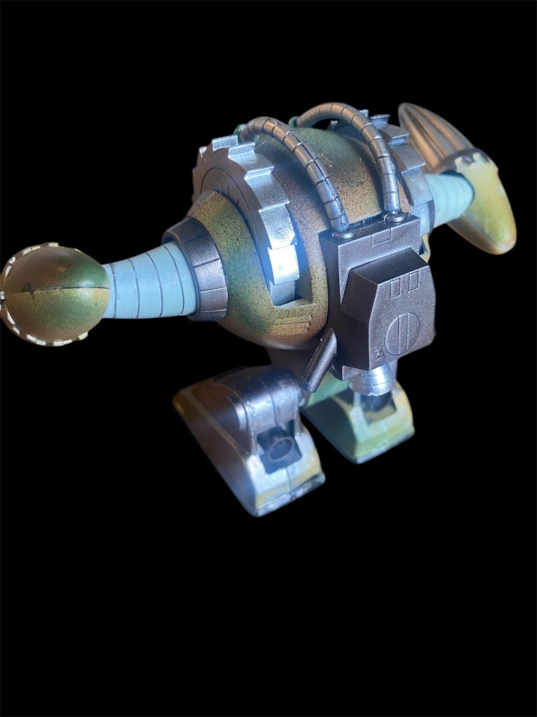 バックショット。肩のノコギリがくるくる回ります。