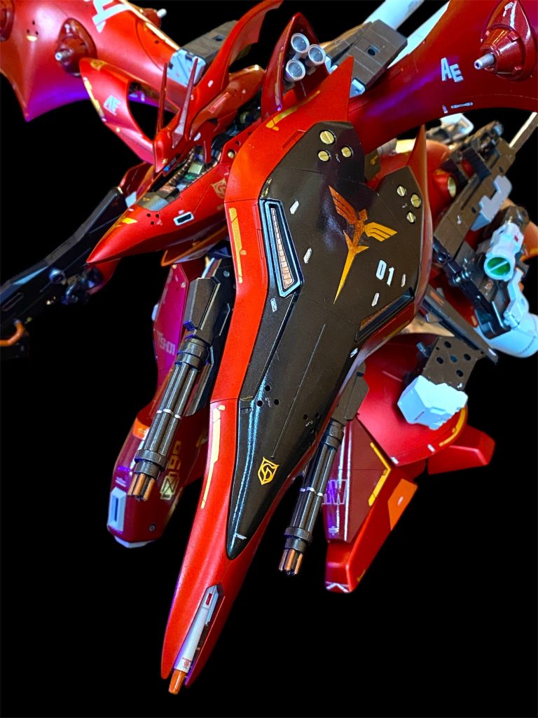 「ジョルジュの事で私を恨んでいると言っても構わんのだぞ？私もララァを撃ったアムロには仇と言える感情がある。」「兄は祖国独立の為にあなたを護って死んだのです。悔いは無かったと思いますわ。それに、大佐はアムロ・レイには恨み以上の感情を持っていらっしゃる、ちがいますか？うなされて目覚めた時、今でも夢に見るのでしょう？ララァ・スンとアムロのこと、、、」「君には隠し事は出来んな。今回の作戦もナナイがアムロとの決着を着けることを許してくれたから決めた。ネオ・ジオンの総帥をやる私には、お前ぐらいの懐の深い女でないと駄目だ。」「本当によろしいんですね？明日スウィートウォーター政庁を制圧すれば、連邦政府に対し公に反旗を翻したことになります。」「ここまで地道に準備を進めて来て、今さらその質問は野暮というものではないか？私も覚悟は決めたつもりだ。父ジオンの遺志を継ぐこと。百億のスペースノイドの民意を代表することを。」