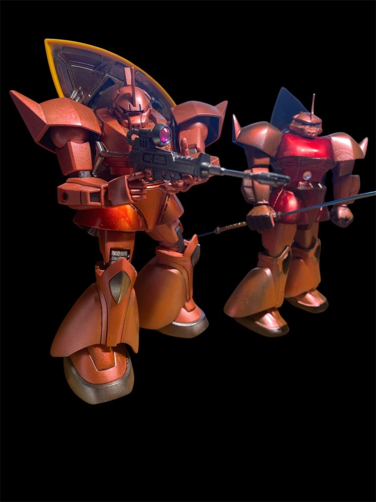 同じサイズのHGとの比較。明らかに違いますが頑張って寄せてみました。