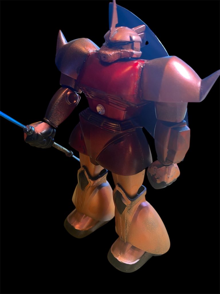 カラーリングは黒サフで下地から始めて、ロイヤルメタレッドとガンダムメタレッドで色分けしました。コクピットの扉は設定されてなかったのでキラキラシールを貼ってます。