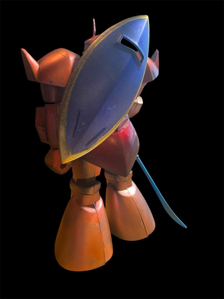 HGに比べるとちっこい盾です。色分けが大変でした。薙刀の色分けも頑張りました。