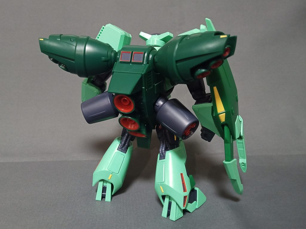 …すみませんちょっと言い過ぎました(￣∇￣;)カッコ良さ方面に振った機体ではないかも知れませんが放送当時から40年弱待たされた者としてはプラキットでそこにあるだけでカッコ良く見えてしまうのです^^;