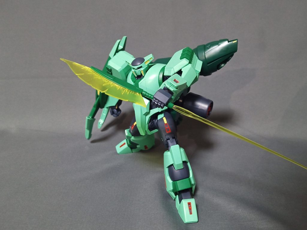 え〜と…ここまででお察しのとおりほぼパチ組み部分塗装なんですが、腰部ボールジョイントの渋みが右のカニバサミの重さに若干負けてる感あったので少し太らせたのと…