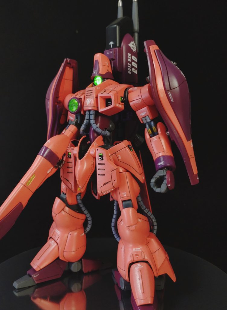 （2024/12/14モノアイにLED仕込みました）大きくいじったのは後に書いた後ハメ加工ぐらいです。スジボリを控えめにして、小さいバーニアっぽいものをいくつかつけてみました。スピンブレードで3ミリ角ぐらいの凹みを造って、蛍光グリーンのチップと1.6ミリのメタルパイプを木工用ボンドで貼り付けています。その他ヒザはヤスリで削り込んで別パネルのように段差をつけ、メタルパーツやプラ棒などで少し装飾しました。